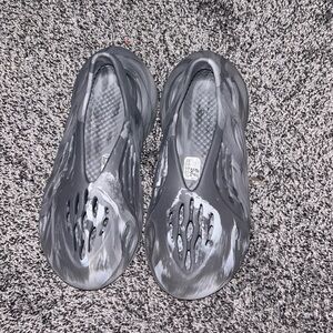 Yeezy Foam Runner, grey size 5y